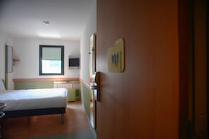 Triple Room, Multiple Beds | Desk, laptop workspace, soundproofing, iron/ironing board