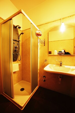 Double Room | Bathroom | Free toiletries, hair dryer, bidet, towels - Hotel La Luma (Montecosaro)