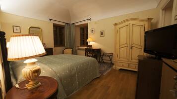 Lenzuola Frette, minibar, una cassaforte in camera, una scrivania