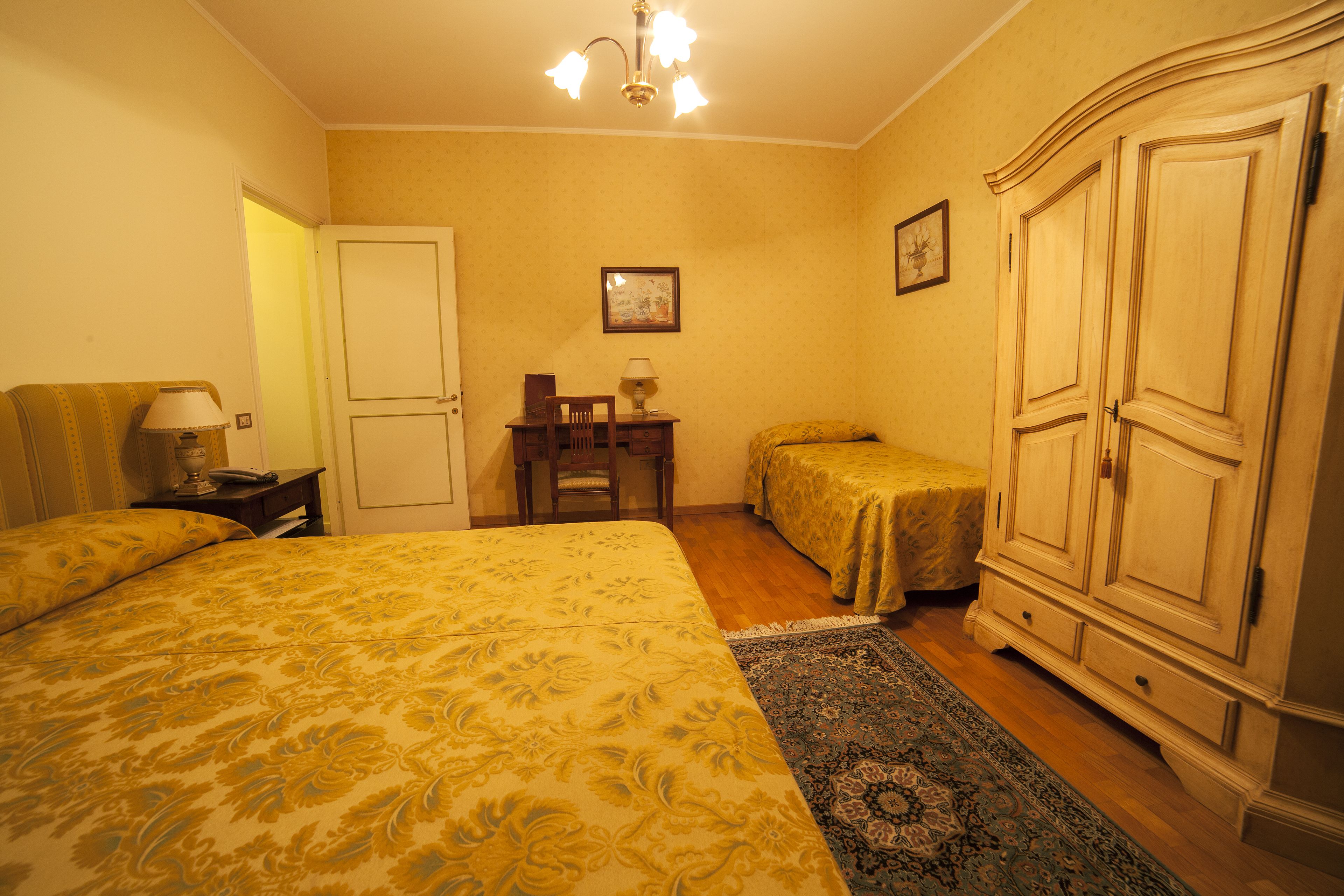 Dreibettzimmer | Italienische Bettbezüge von Frette, Minibar, Zimmersafe, Schreibtisch