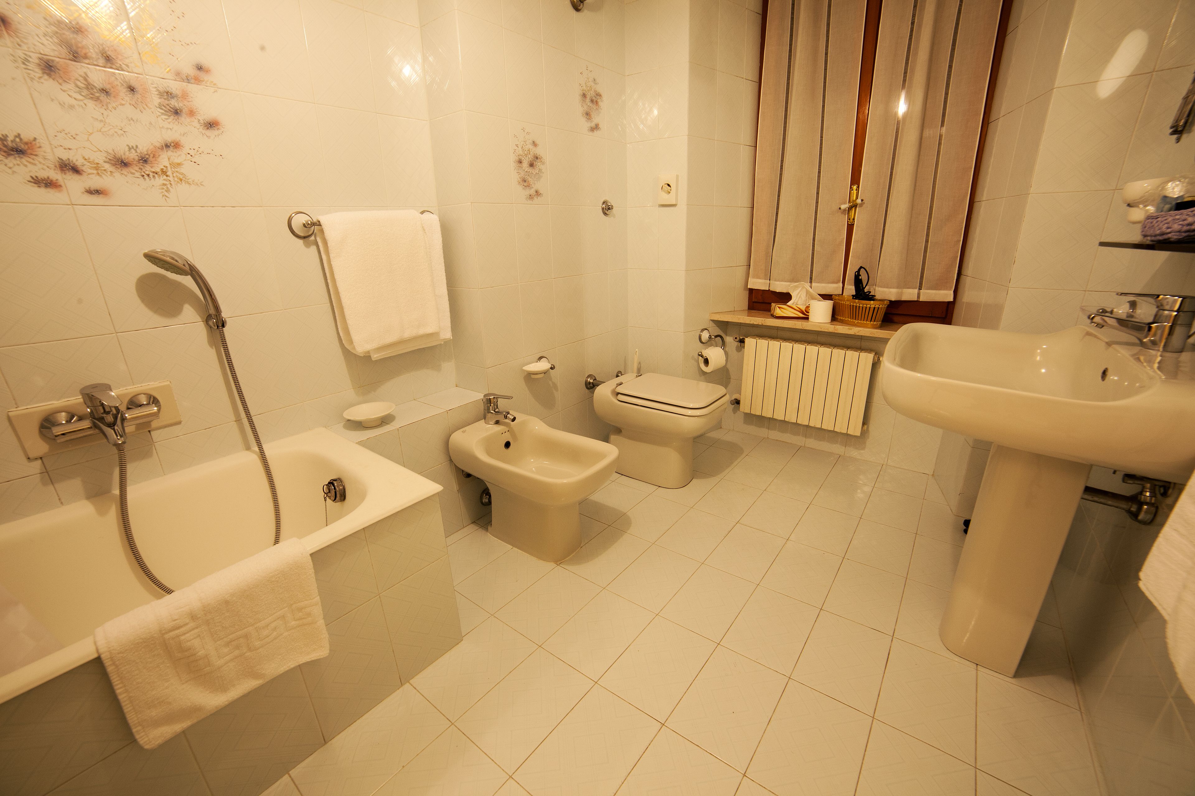 triple room | bathroom | free toiletries, hair dryer, bidet, towels