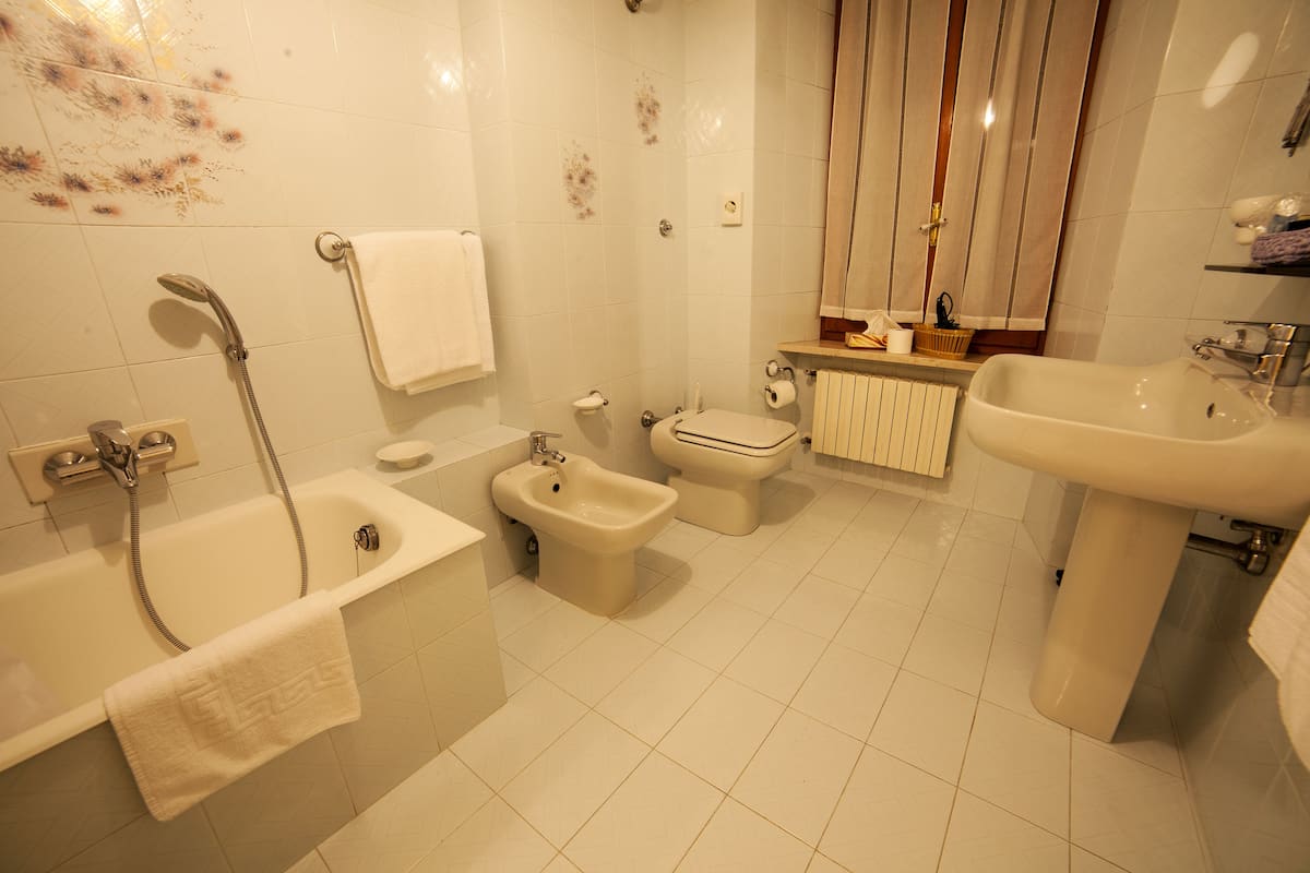 triple room | bathroom | free toiletries, hair dryer, bidet, towels