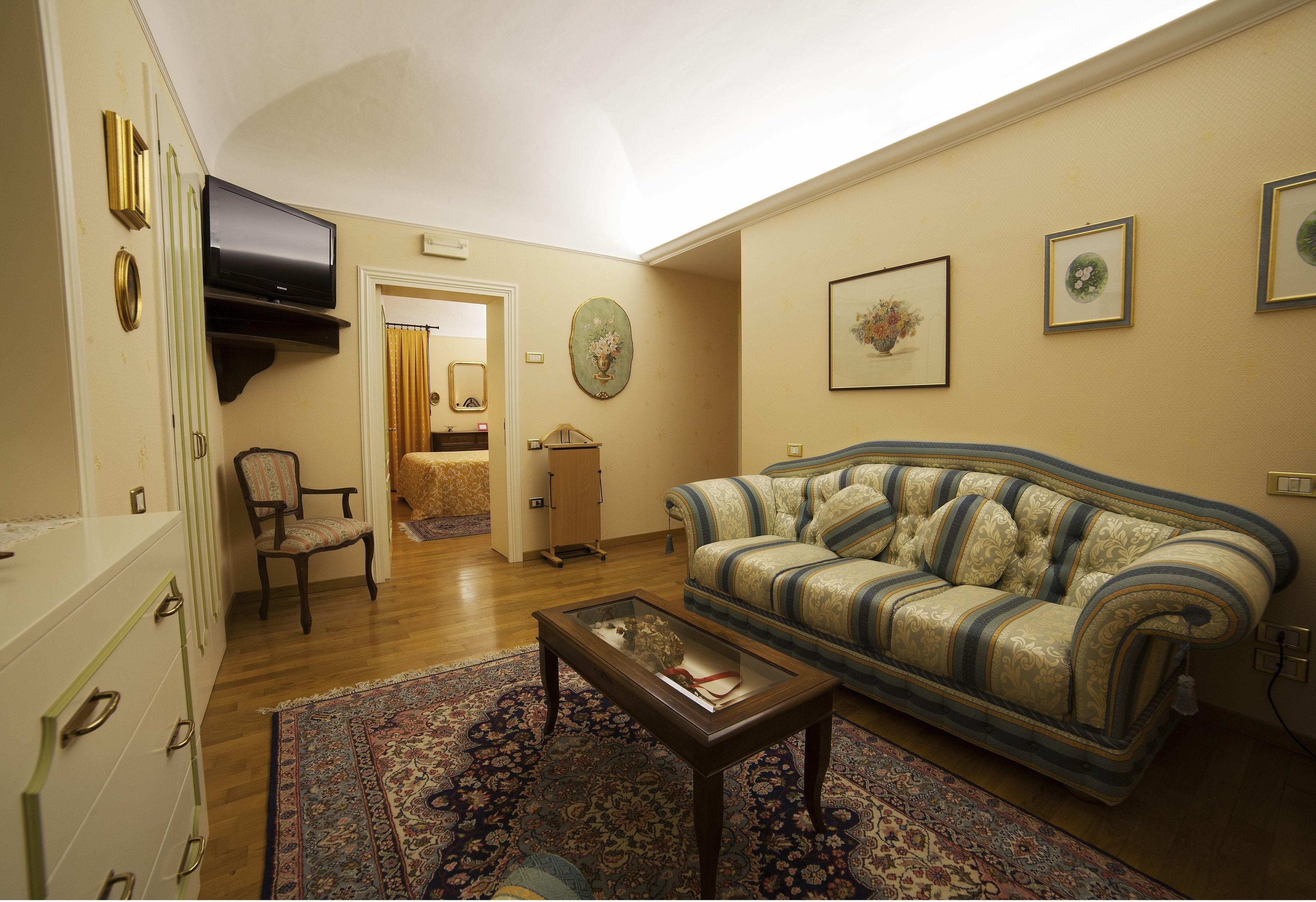 Suite, vista montagna | Area soggiorno | TV 23 pollici con canali via cavo