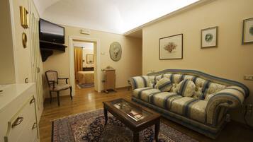 Suite, vista montagna | Area soggiorno | TV 23 pollici con canali via cavo