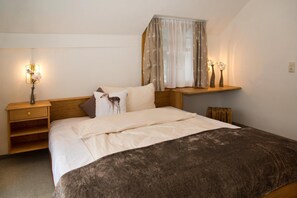 Zimmersafe, Schreibtisch, kostenloses WLAN, Bettwäsche