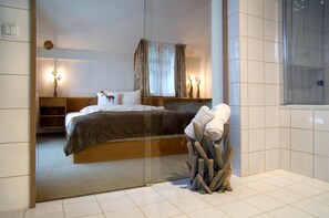 Cofres nos quartos, escrivaninha, Wi-Fi de cortesia, roupa de cama