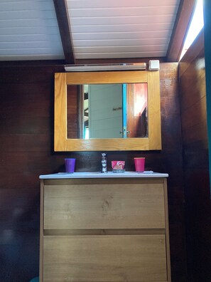 Basic Studio Suite, Ocean View | Bathroom | Shower, hair dryer, towels - Piton Bungalows Ecolodges (Deshaies)