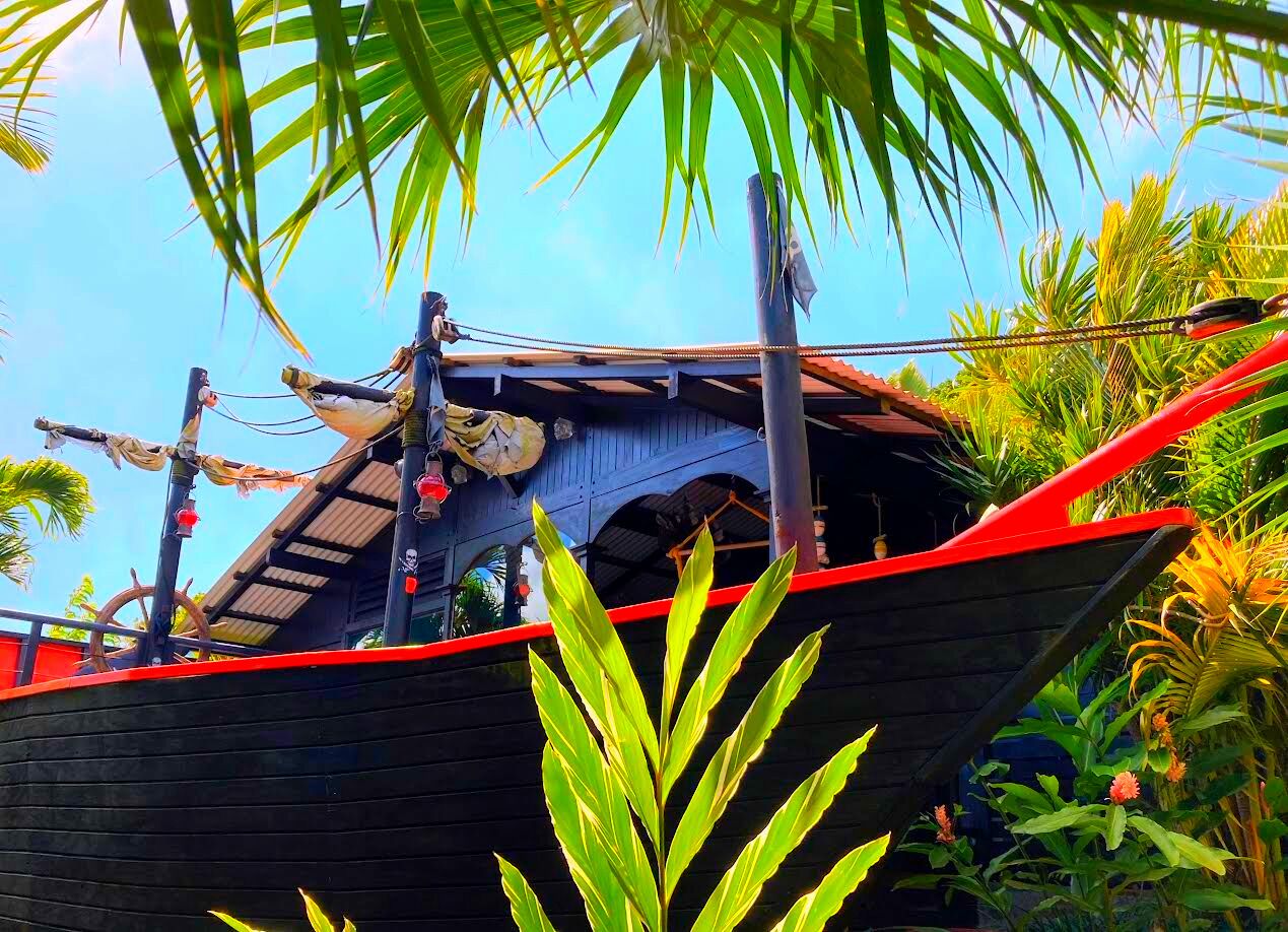 Deluxe huisje, 2 slaapkamers | Een kluis op de kamer, individueel gedecoreerd, individueel gemeubileerd