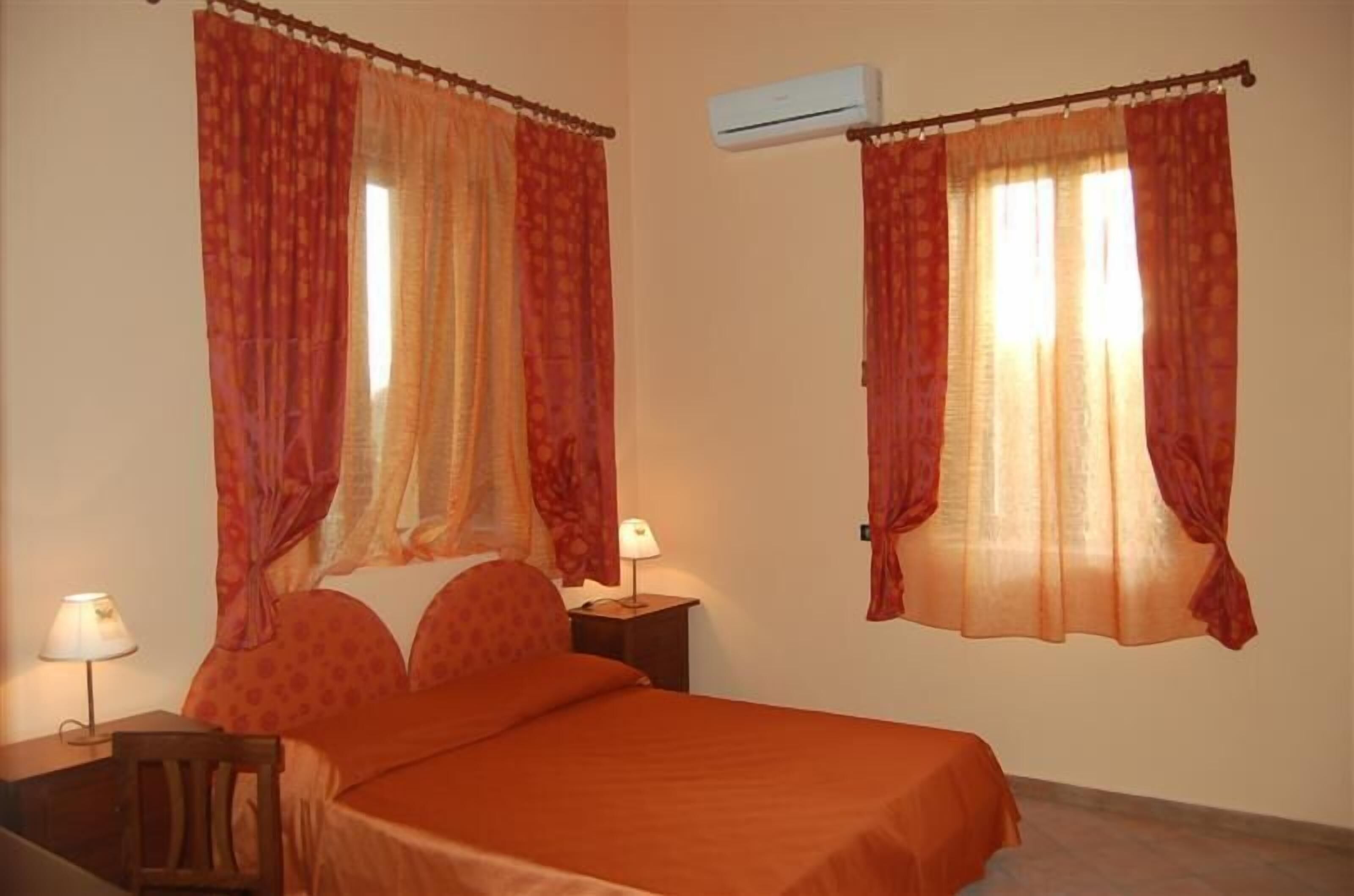 Premium bedding, desk, soundproofing, cots/infant beds