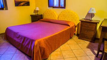 Standard-Doppel- oder -Zweibettzimmer, 1 Schlafzimmer, mit Bad, Gartenblick | 1 Schlafzimmer, hochwertige Bettwaren, Schreibtisch