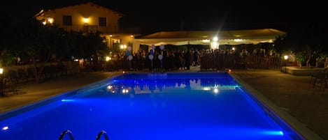 Piscina stagionale all'aperto, ombrelloni da piscina, lettini