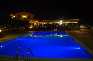 季節限定屋外プ�ール、営業時間 10:00 ～ 13:00、プール パラソル、サンラウンジャー