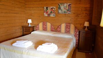 1 Schlafzimmer, hochwertige Bettwaren, Schreibtisch