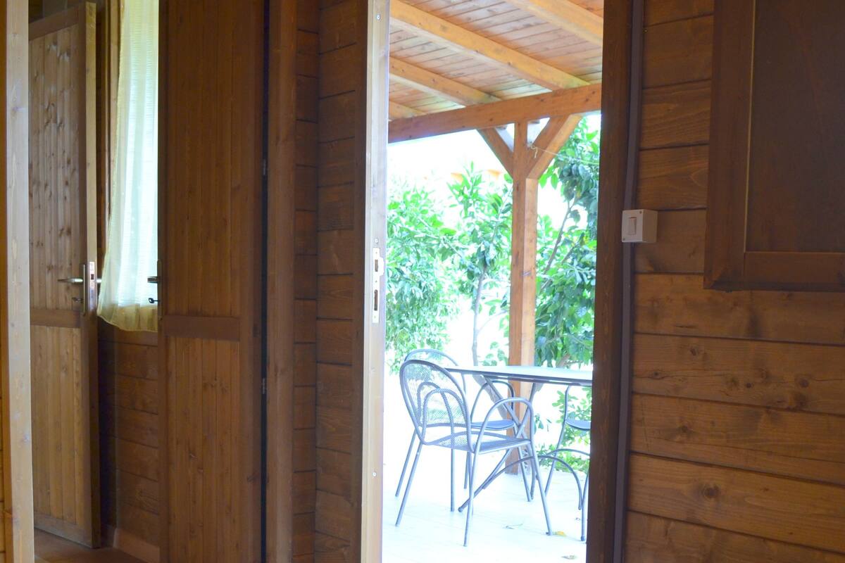 Familie-bungalow, 2 soverom, terrasse, hageutsikt | Sengetøy av topp kvalitet, skrivebord, lydisolert og barnesenger