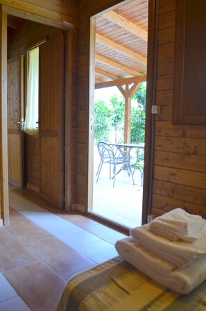 Bungalow Familial, 2 chambres, terrasse, vue jardin | Literie de qualité supérieure, bureau, chambres insonorisées