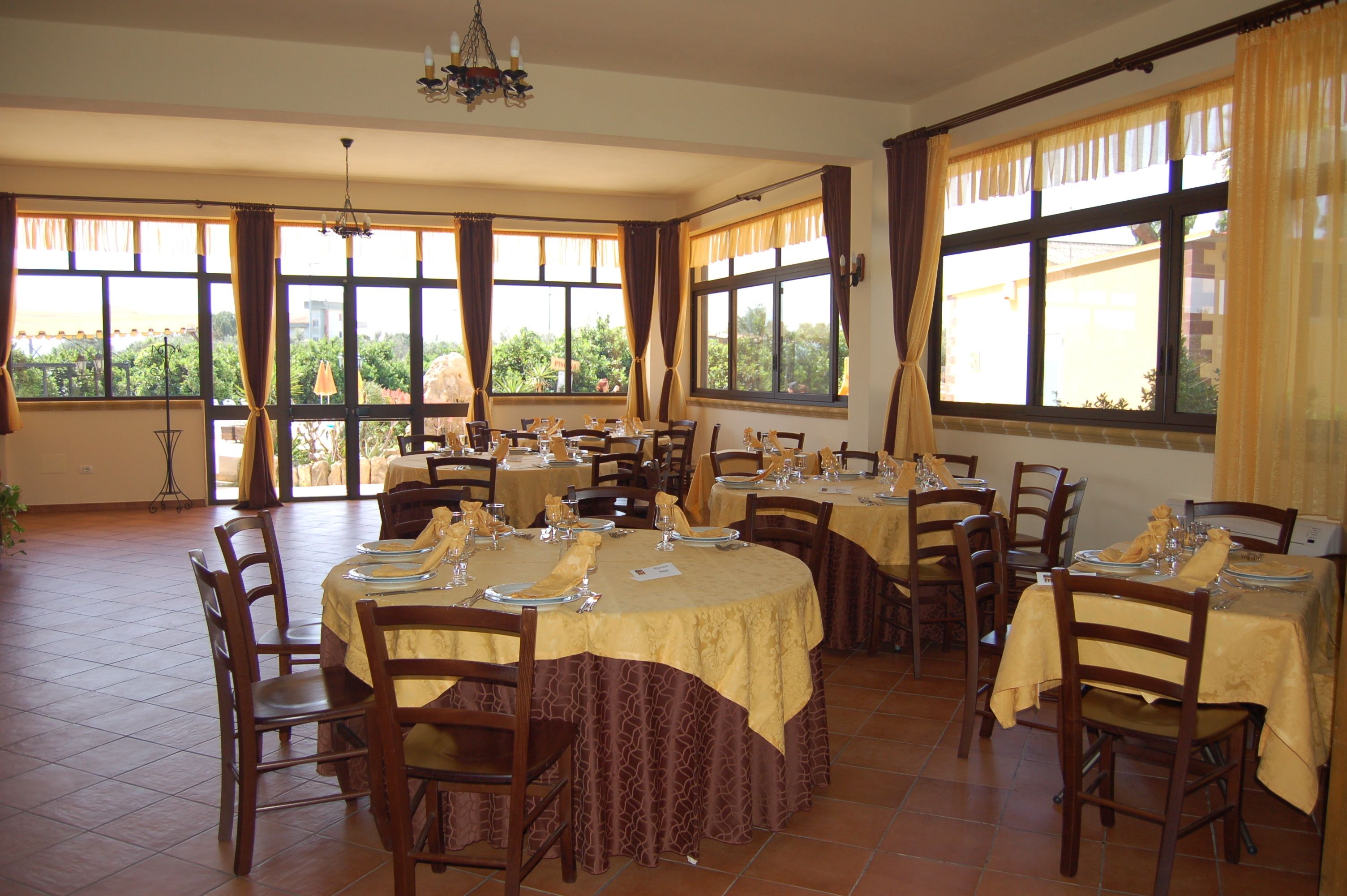 Breakfast, lunch, dinner served; Regional cuisine 