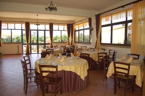 Frokost, lunsj og middag serveres, regionale retter 