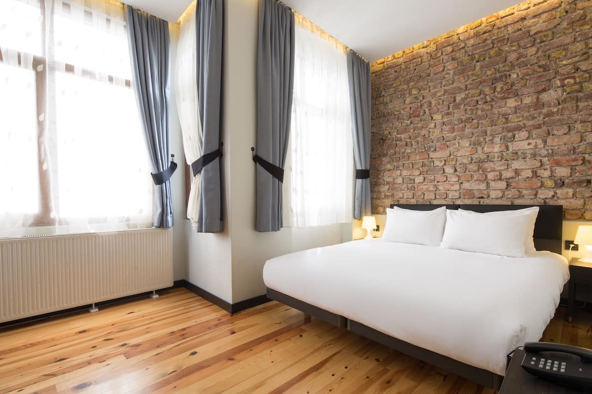 Large Double or Twin Room | Minibar, coffres-forts dans les chambres, bureau, Wi-Fi gratuit