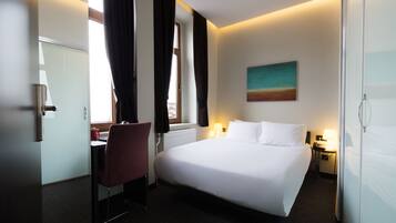 Minibar, coffres-forts dans les chambres, bureau, Wi-Fi gratuit