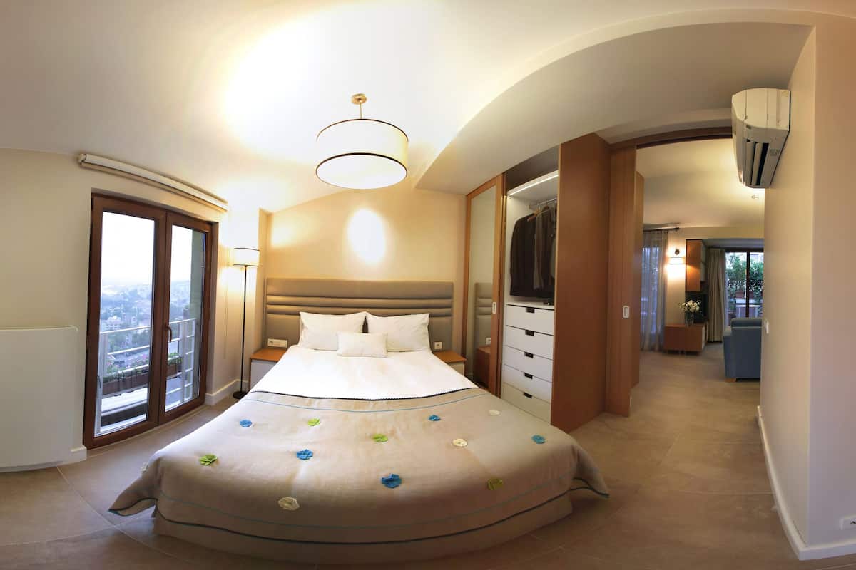 Minibar, coffres-forts dans les chambres, bureau, Wi-Fi gratuit