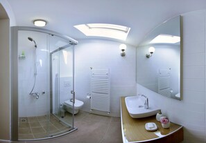 Douche, articles de toilette gratuits, sèche-cheveux