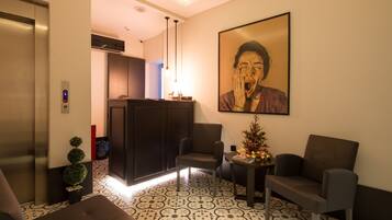 Coin salon dans le hall