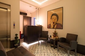 Coin salon dans le hall