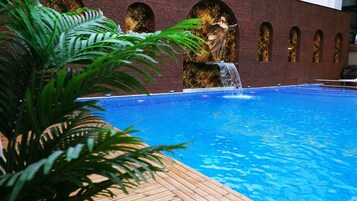 季节性开放的室外游泳池，池畔遮阳伞，  日光浴躺椅