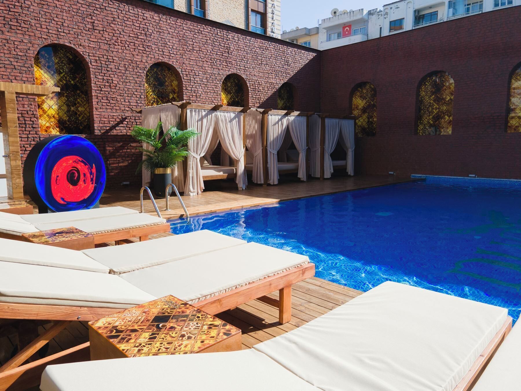 Sesongbasert utendørsbasseng, bassengparasoller og solsenger