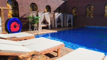 Sesongbasert utendørsbasseng, bassengparasoller og solsenger