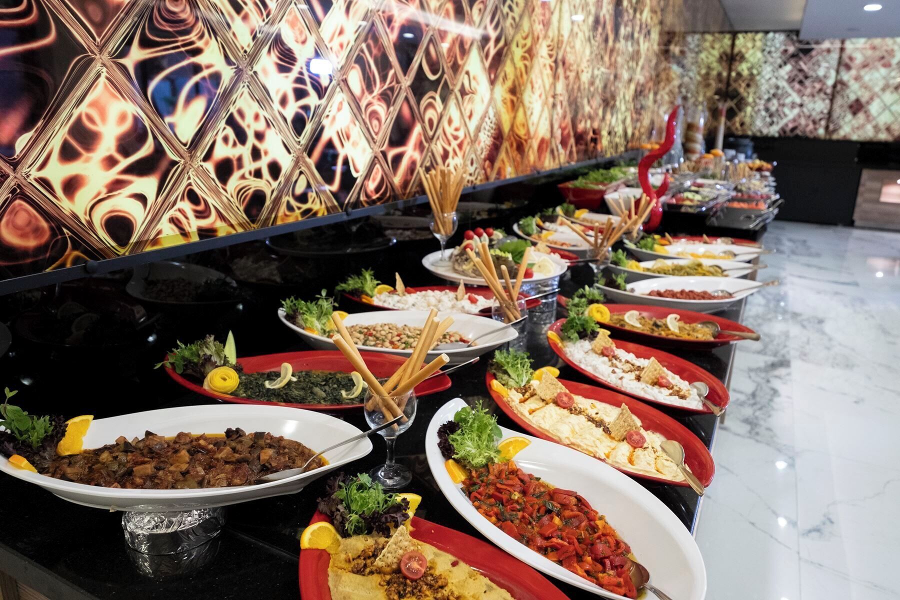 Un buffet proposant divers plats et ustensiles.