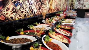Un buffet proposant divers plats et ustensiles.