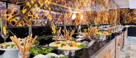 Breakfast, lunch, dinner served; international cuisine