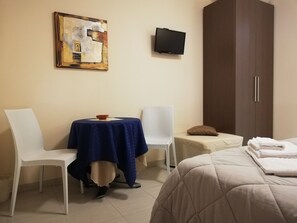 Desk, rollaway beds, free WiFi, bed sheets - B&B Li Figuli (Lecce)