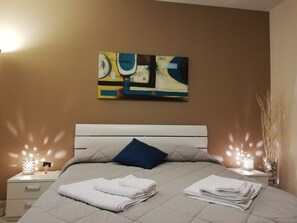 Standard-Doppelzimmer | Schreibtisch, Zustellbetten, kostenloses WLAN, Bettwäsche