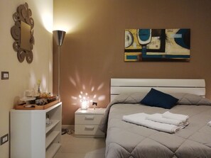 Standard-Doppelzimmer | Schreibtisch, Zustellbetten, kostenloses WLAN, Bettwäsche