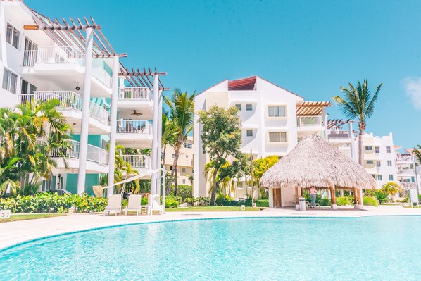 4 outdoor pools, pool umbrellas, pool loungers