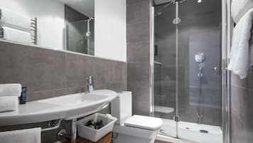 Ducha, artículos de tocador ecológicos, secador de pelo, toallas