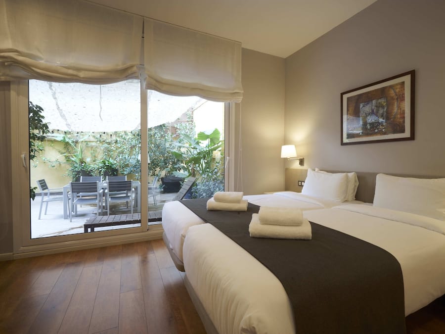 Premium appartement, 2 slaapkamers, patio | 1 slaapkamer, bedden met traagschuimmatras, een kluis op de kamer