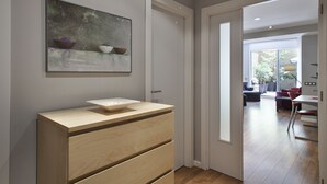 A modern kitchen with a wooden cabinet and a white countertop. - Bonavista Apartments - Passeig de Gracia (Barcelona)