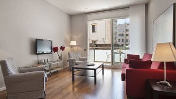 Una sala de estar moderna con un sofá, un sillón y una mesa de centro.