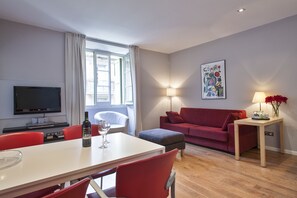 42-Zoll-Flachbildfernseher mit Digitalempfang, Smart-TV, DVD-Player