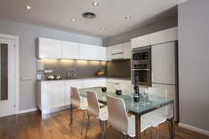 Premium-lejlighed - 1 soveværelse - terrasse | Privat køkken | Køleskab/fryser i fuld størrelse, mikrobølgeovn, ovn, kogeplade
