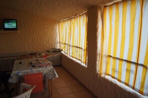 Casa romántica, 2 habitaciones, cocina, frente al mar | Restaurantes