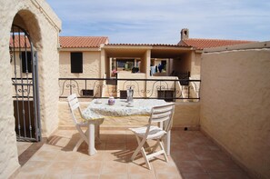 Casa romántica, 2 habitaciones, cocina, frente al mar | Terraza o patio