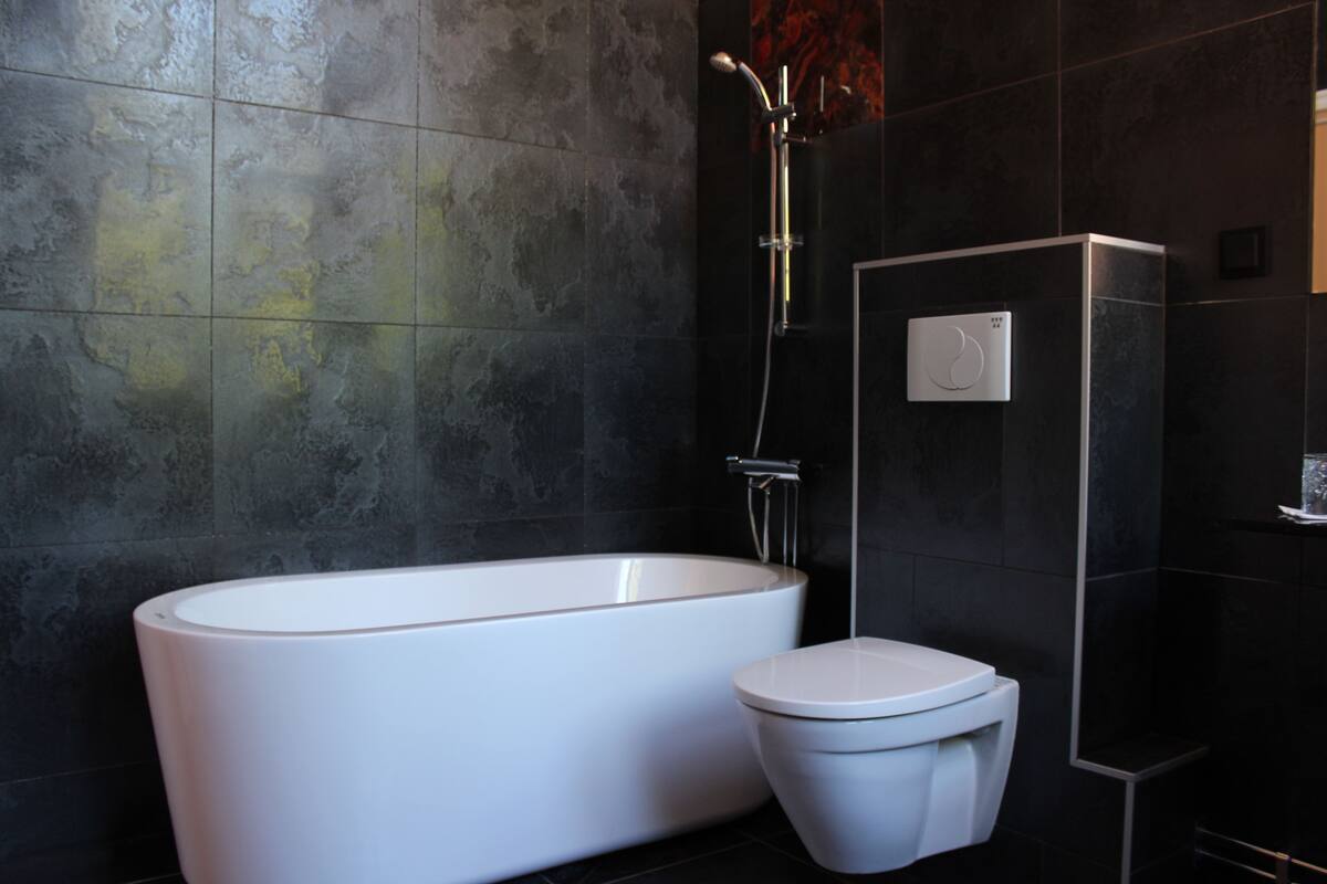 Superior Double Room | Bathroom | Free toiletries, hair dryer, towels