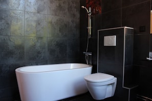 Superior Double Room | Bathroom | Free toiletries, hair dryer, towels - Brook Hotels Arlanda (Rosersberg)