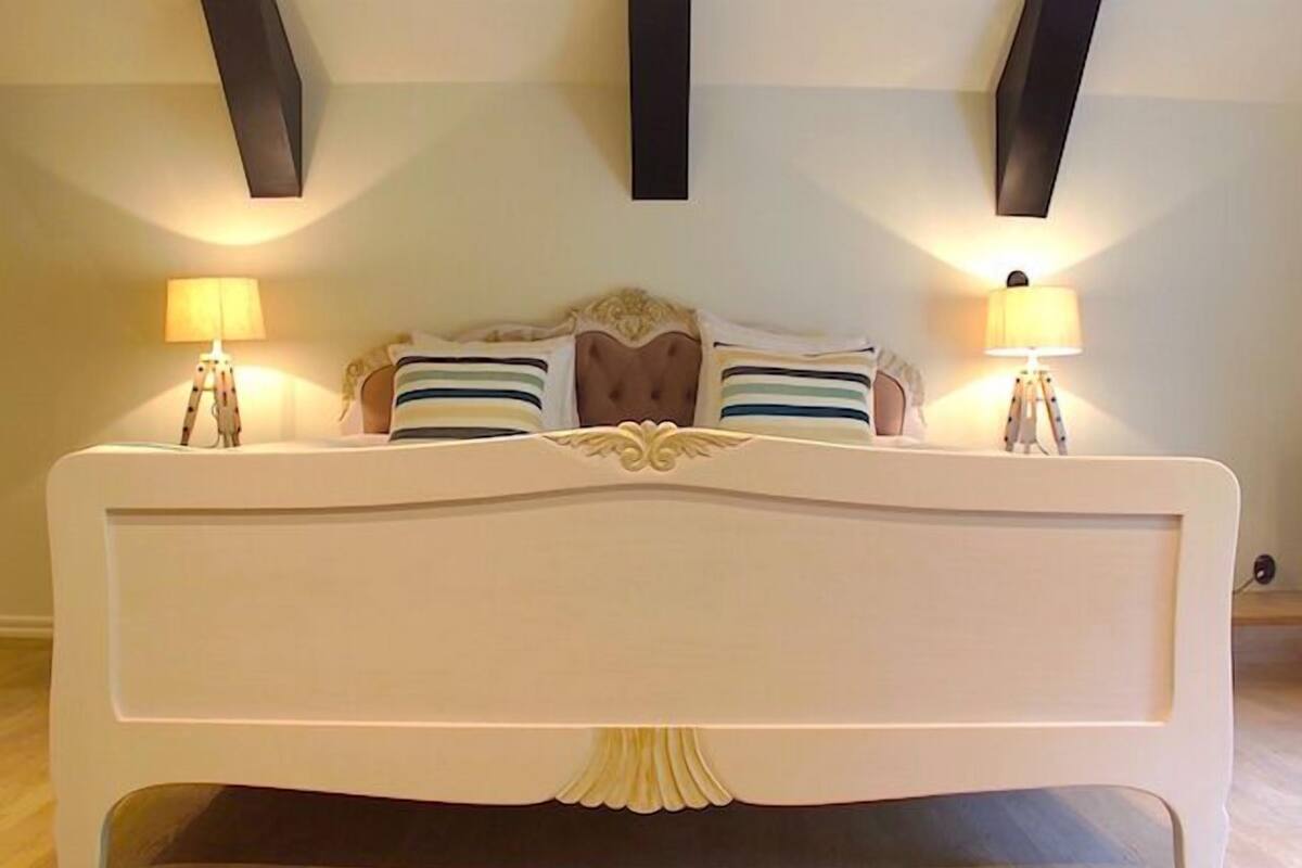 Suite | Iron/ironing board (on request), rollaway beds (surcharge), WiFi (free)
