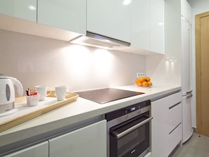Full-sized fridge, microwave, oven, stovetop