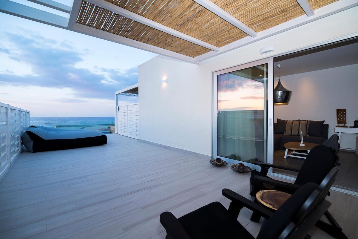 Suite, privézwembad, uitzicht op zee | Luxe beddengoed, een kluis op de kamer, geluiddichte muren